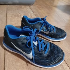 Boys Nike shoes size Youth 3